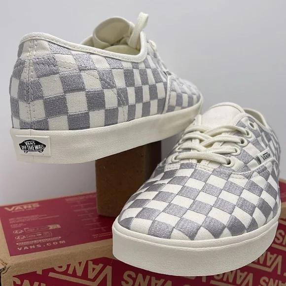 Vans WMNS Authentic Lowpro Embroidered Check Lunar R
VN000D047VF
Sneakers - Picture 9 of 16